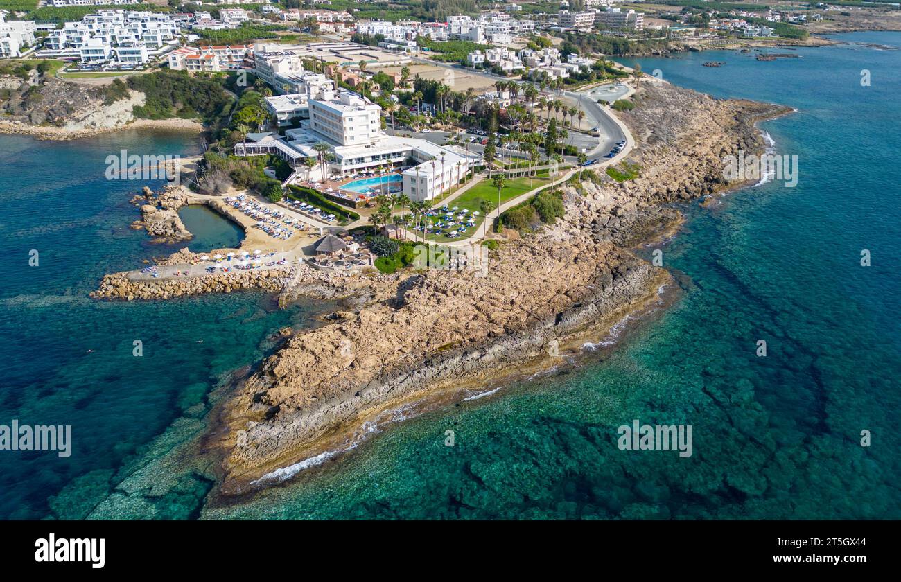 Arial Drone Blick auf das Cynthiana Beach Hotel Kissonegra, Paphos, Zypern Stockfoto