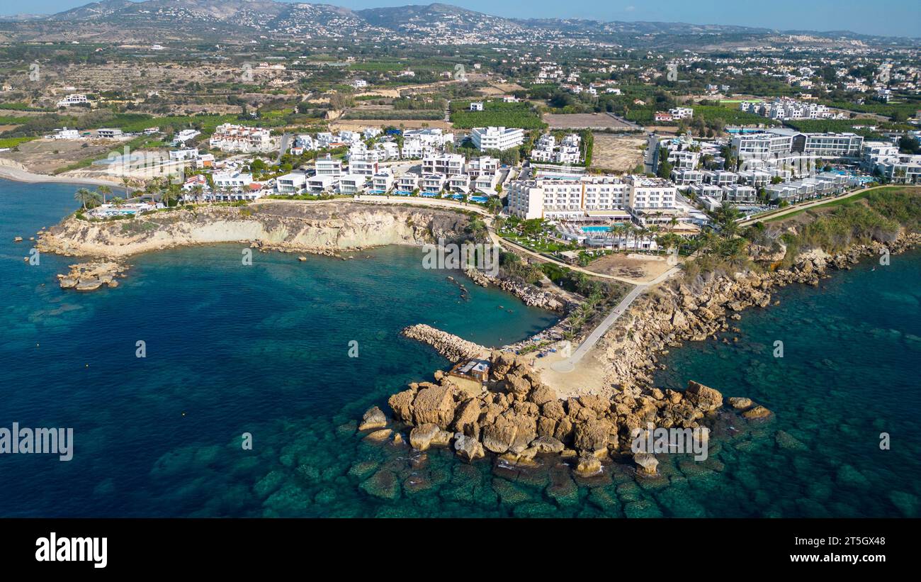 Drohnenblick auf die felsige Küste und das Strandresort, Kissonegra, Paphos, Zypern Stockfoto