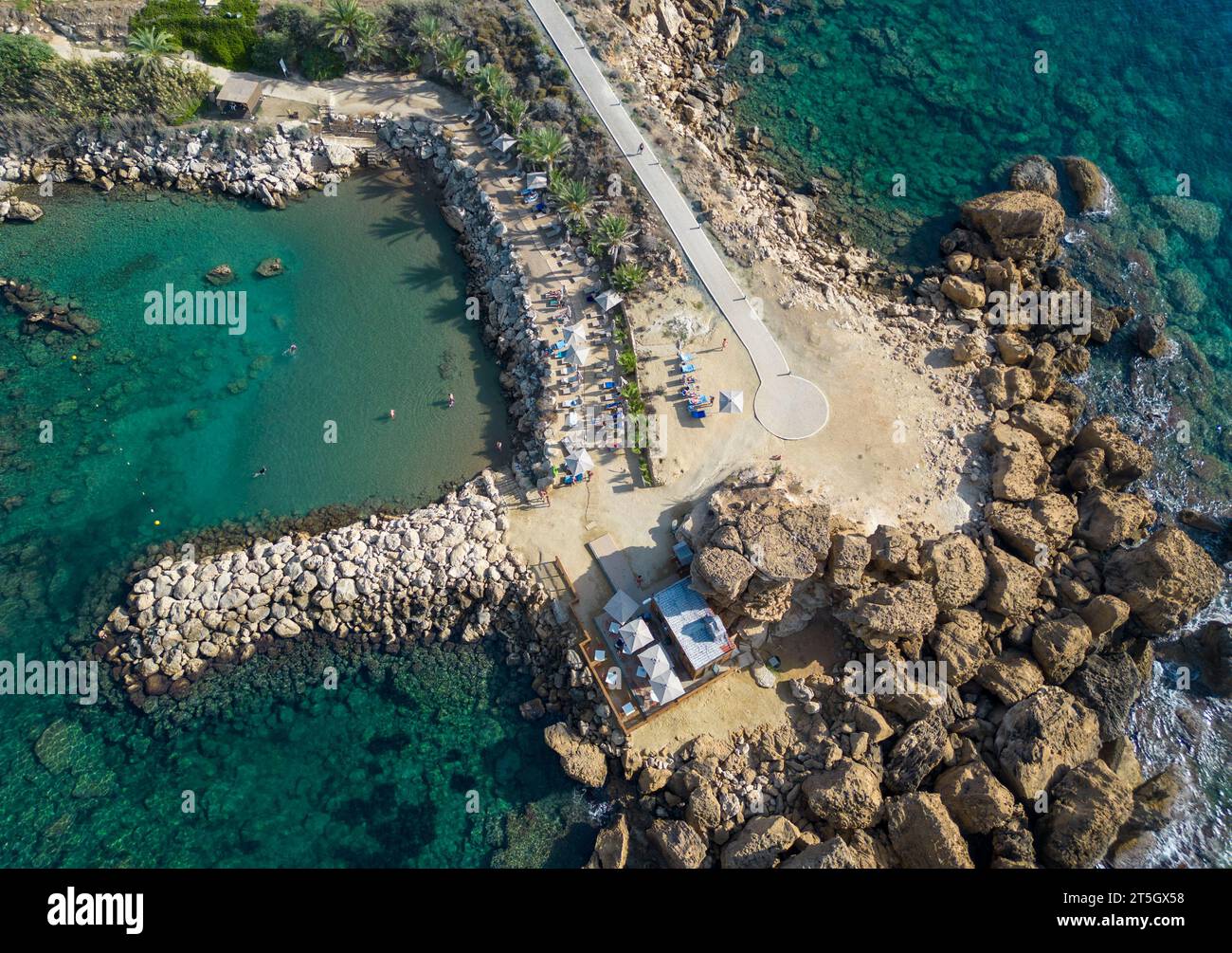 Drohnenblick auf die felsige Küste und das Strandresort, Kissonegra, Paphos, Zypern Stockfoto