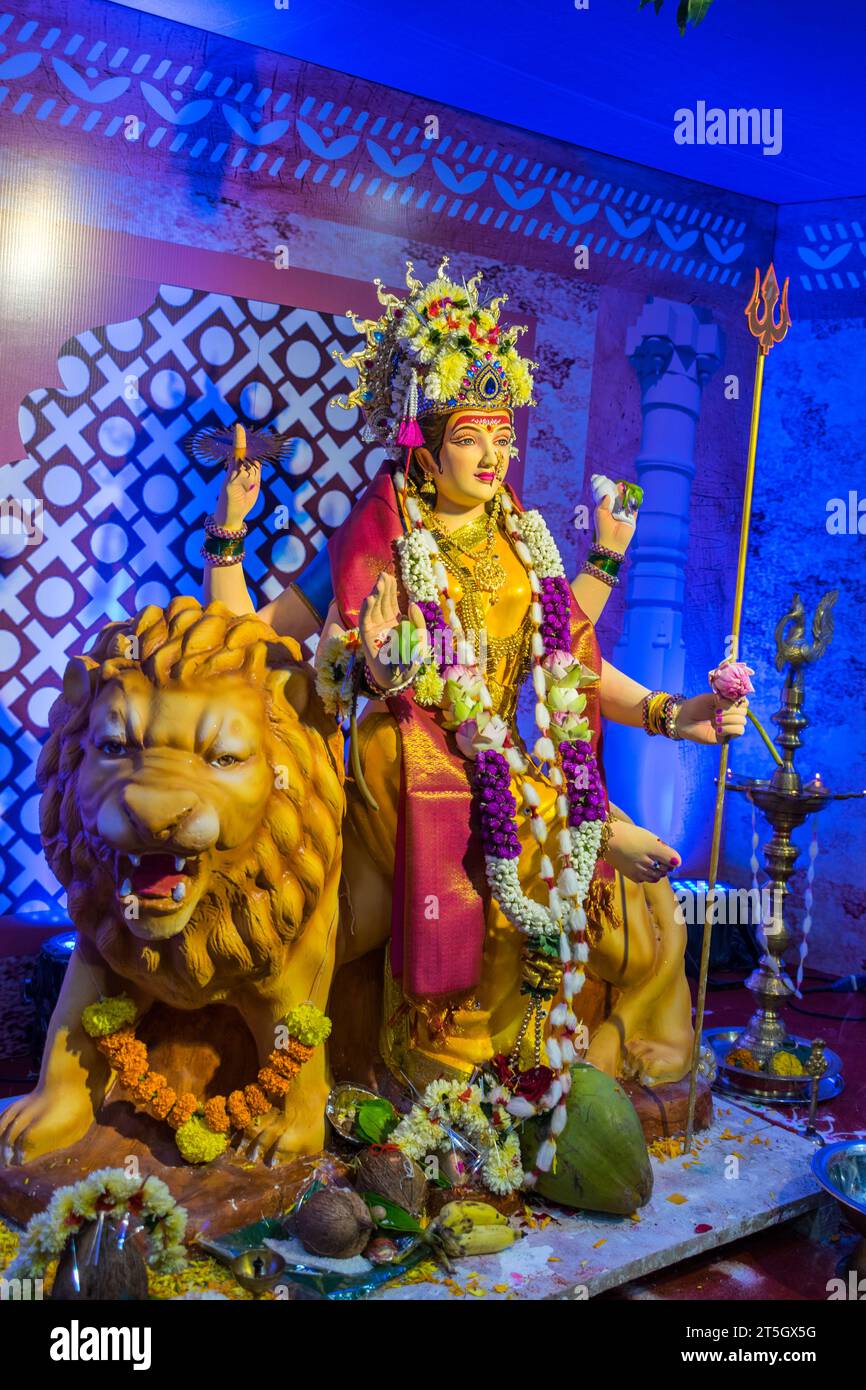 Ein wunderschönes Idol von Maa Durga, der während Navratri in Mumbai, Indien, bei einem Pandal verehrt wird Stockfoto
