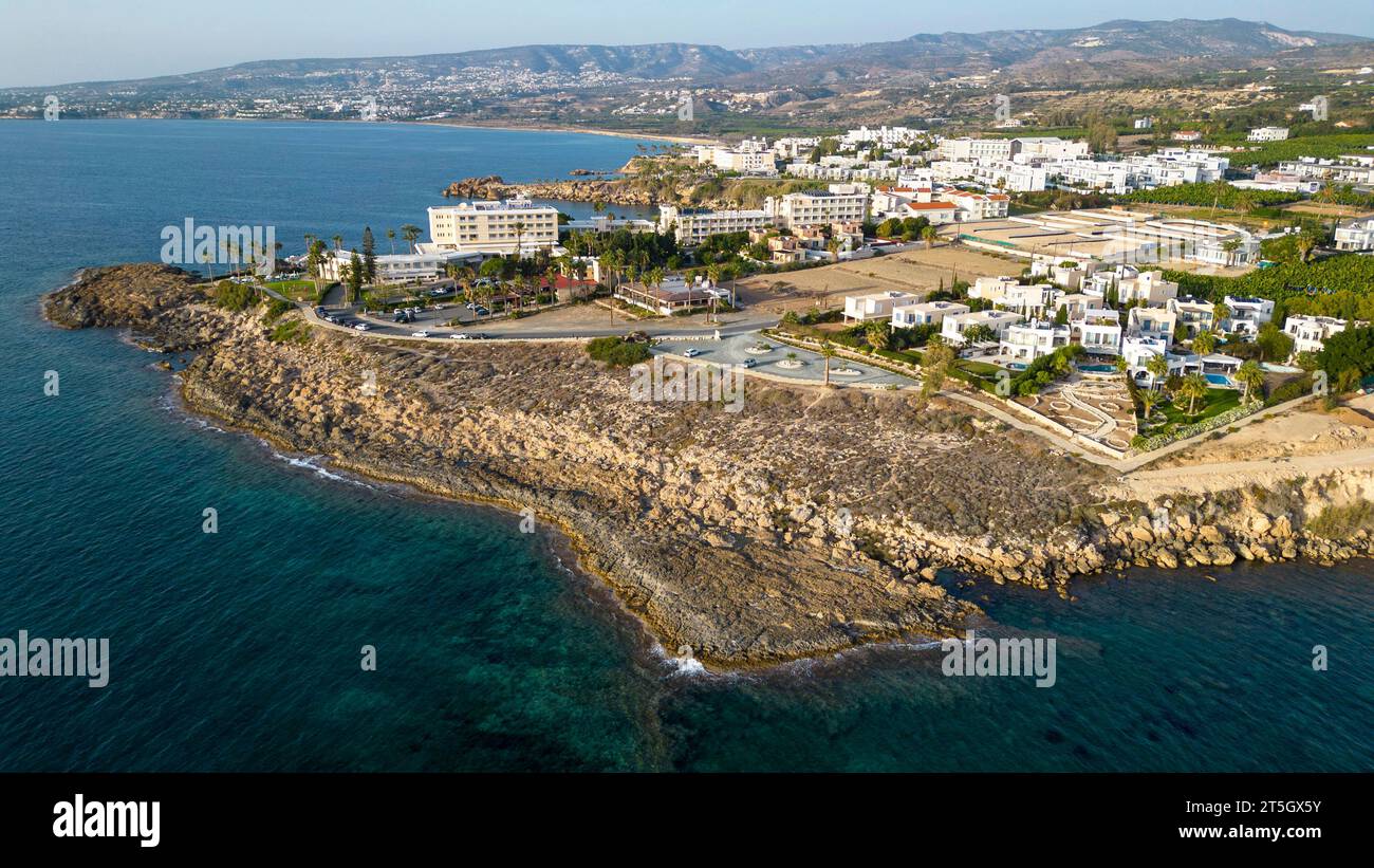 Drohnenblick auf die felsige Küste und Cynthiana Beach Hotel, Kissonegra, Paphos, Zypern Stockfoto