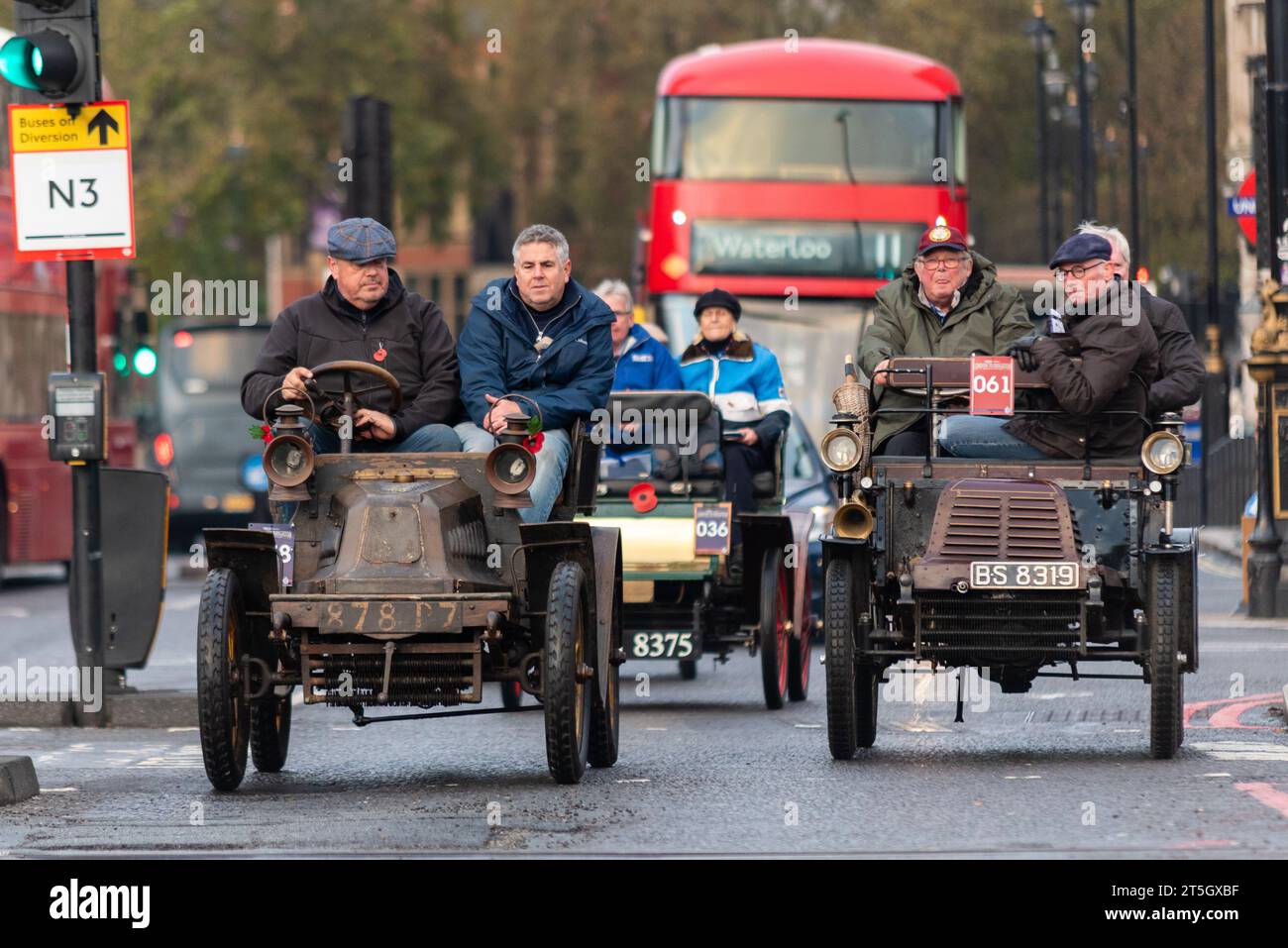 Westminster, London, Großbritannien. November 2023. Die Rennstrecke von London nach Brighton ist das am längsten laufende Motorrennen der Welt. Das erste Rennen fand 1896 statt, um die Verabschiedung des Gesetzes zu feiern, das es „leichten Lokomotiven“ ermöglichte, mit Geschwindigkeiten von mehr als 4 km/h zu fahren. Fahrzeuge, die an der Veranstaltung teilnehmen, müssen vor 1905 gebaut worden sein. Die Fahrzeuge fuhren bei Sonnenaufgang vom Hyde Park durch London, bevor sie in Richtung Süden fuhren Stockfoto