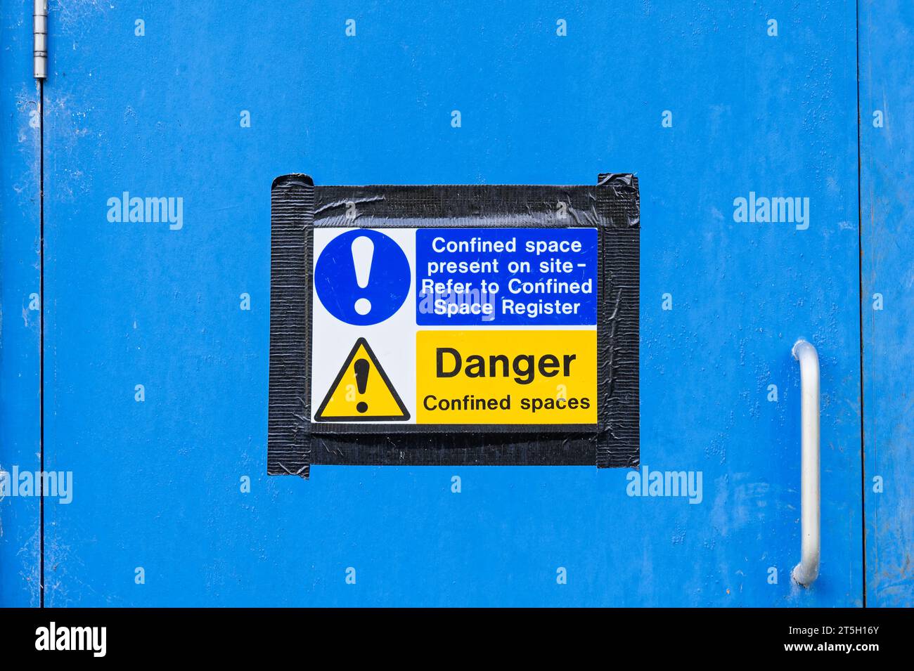 Gefahrenzeichen für enge Räume beim Betreten des Gebäudes Stockfoto