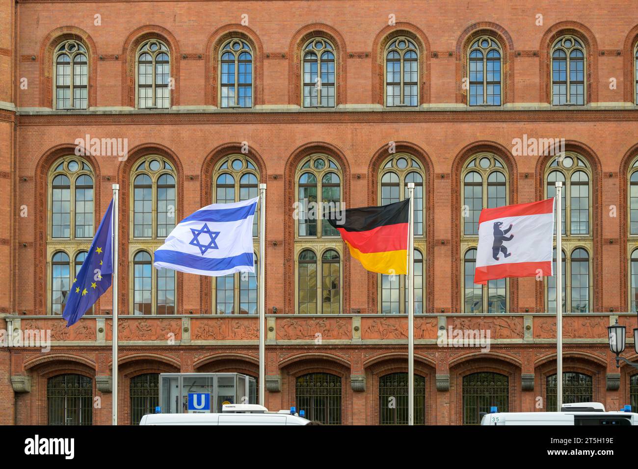Vor dem roten Rathaus in Berlin fliegen die Fahnen Deutschlands , Israels , die EU-Flagge und die Flagge Berlins Stockfoto