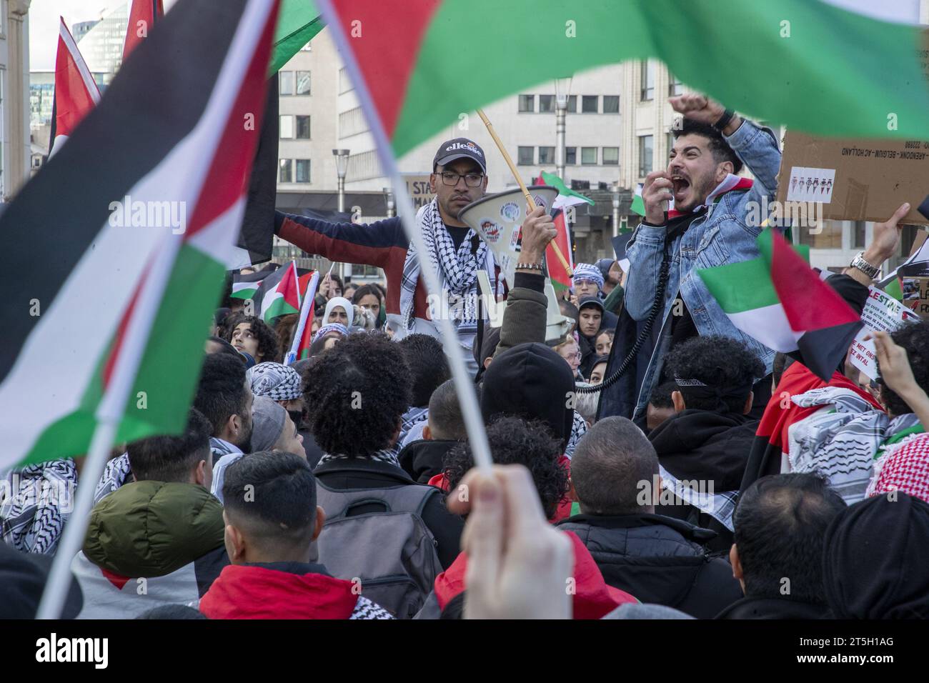 Brüssel, Belgien November 2023. Das Bild zeigt eine Demonstration zur Solidarität mit dem palästinensischen Volk am Sonntag, den 5. November 2023 in Brüssel, bei der ein sofortiger Waffenstillstand im Konflikt zwischen Israel und Hamas gefordert wird. BELGA FOTO NICOLAS MAETERLINCK Credit: Belga News Agency/Alamy Live News Stockfoto