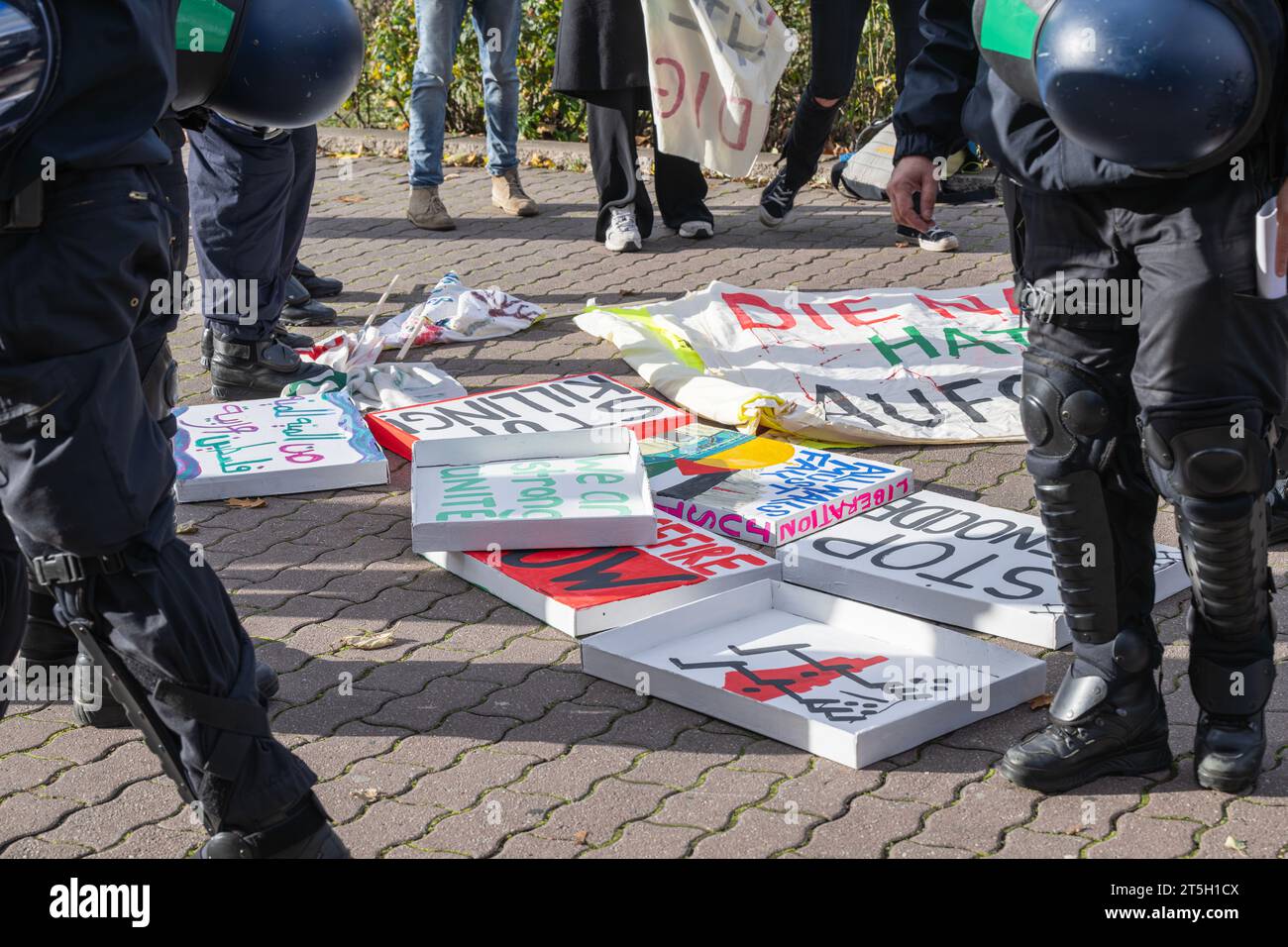 Deutschland, Berlin , 04.11.2023 , die Polizeibeamten überprüfen die mitgebrachten Schilder und Banner, um sicherzustellen, dass sie nicht gegen die Demonstrationsregeln verstoßen Stockfoto