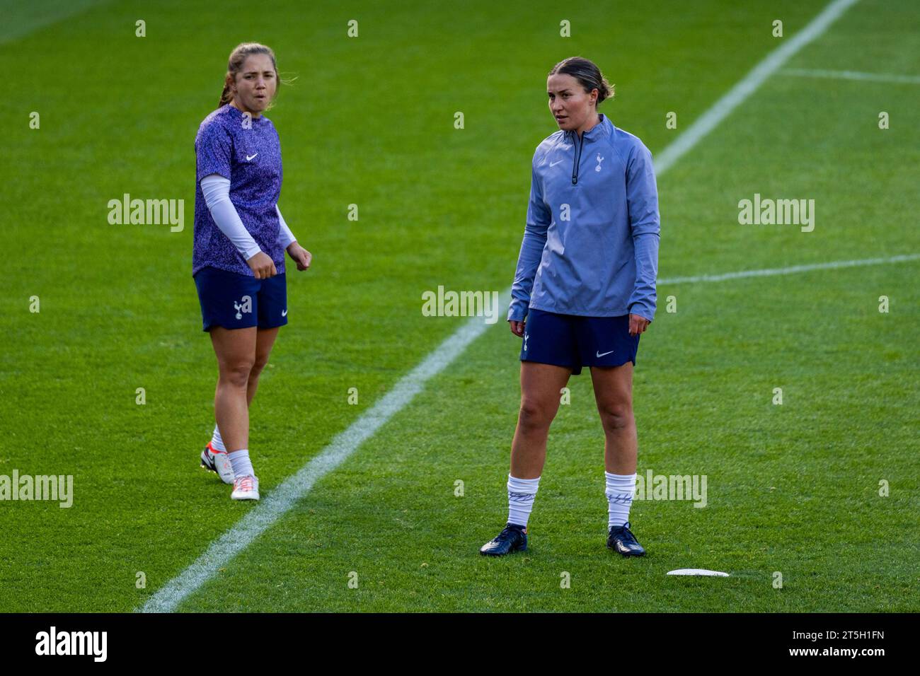 London, Großbritannien. November 2023. London, England, 05. November 2023 Amy Turner (4 Tottenham), die sich vor dem Womens Super League Spiel zwischen Tottenham Hotspur und Everton im Brisbane Road Stadium in London, England (PEDRO PORRU/SPP) aufwärmen. /Alamy Live News Stockfoto