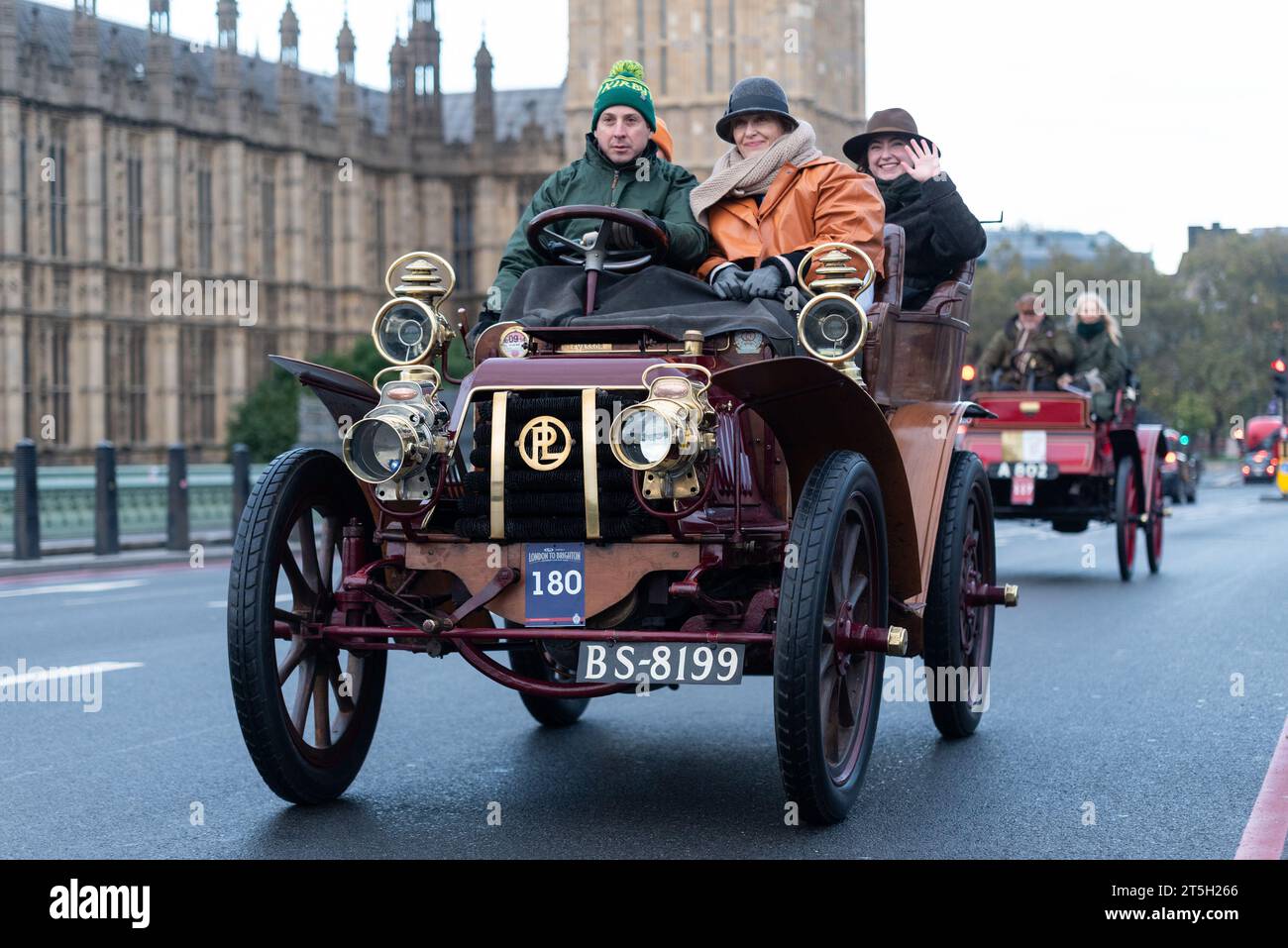 Westminster, London, Großbritannien. November 2023. Die Rennstrecke von London nach Brighton ist das am längsten laufende Motorrennen der Welt. Das erste Rennen fand 1896 statt, um die Verabschiedung des Gesetzes zu feiern, das es „leichten Lokomotiven“ ermöglichte, mit Geschwindigkeiten von mehr als 4 km/h zu fahren. Fahrzeuge, die an der Veranstaltung teilnehmen, müssen vor 1905 gebaut worden sein. Die Fahrzeuge fuhren bei Sonnenaufgang vom Hyde Park durch London, bevor sie in Richtung Süden fuhren. 1903 Panhard et Levassor Stockfoto