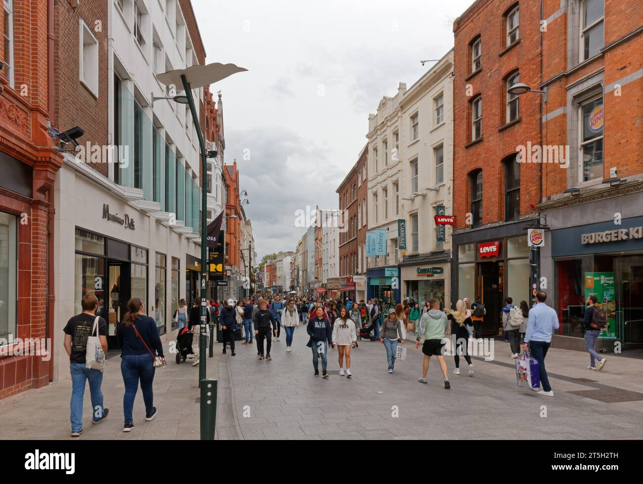 DUBLIN, Irland - 4. August 2023: Grafton Street, die berühmteste Einkaufsstraße der Stadt Stockfoto