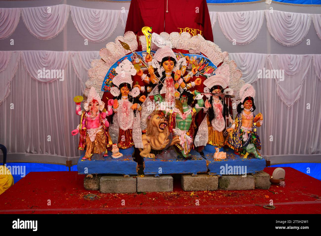 MAA Durga bereitet sich auf „Bisharjon“ vor Stockfoto