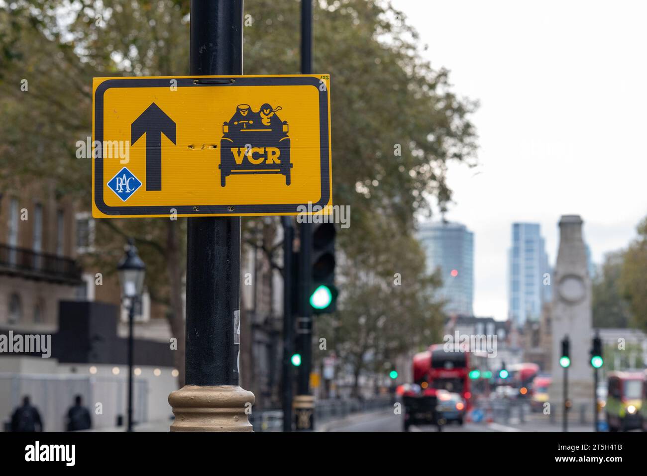 Westminster, London, Großbritannien. November 2023. Die Rennstrecke von London nach Brighton ist das am längsten laufende Motorrennen der Welt. Das erste Rennen fand 1896 statt, um die Verabschiedung des Gesetzes zu feiern, das es „leichten Lokomotiven“ ermöglichte, mit Geschwindigkeiten von mehr als 4 km/h zu fahren. Fahrzeuge, die an der Veranstaltung teilnehmen, müssen vor 1905 gebaut worden sein. Die Fahrzeuge fuhren bei Sonnenaufgang vom Hyde Park durch London, bevor sie in Richtung Süden fuhren. Routenschild Stockfoto