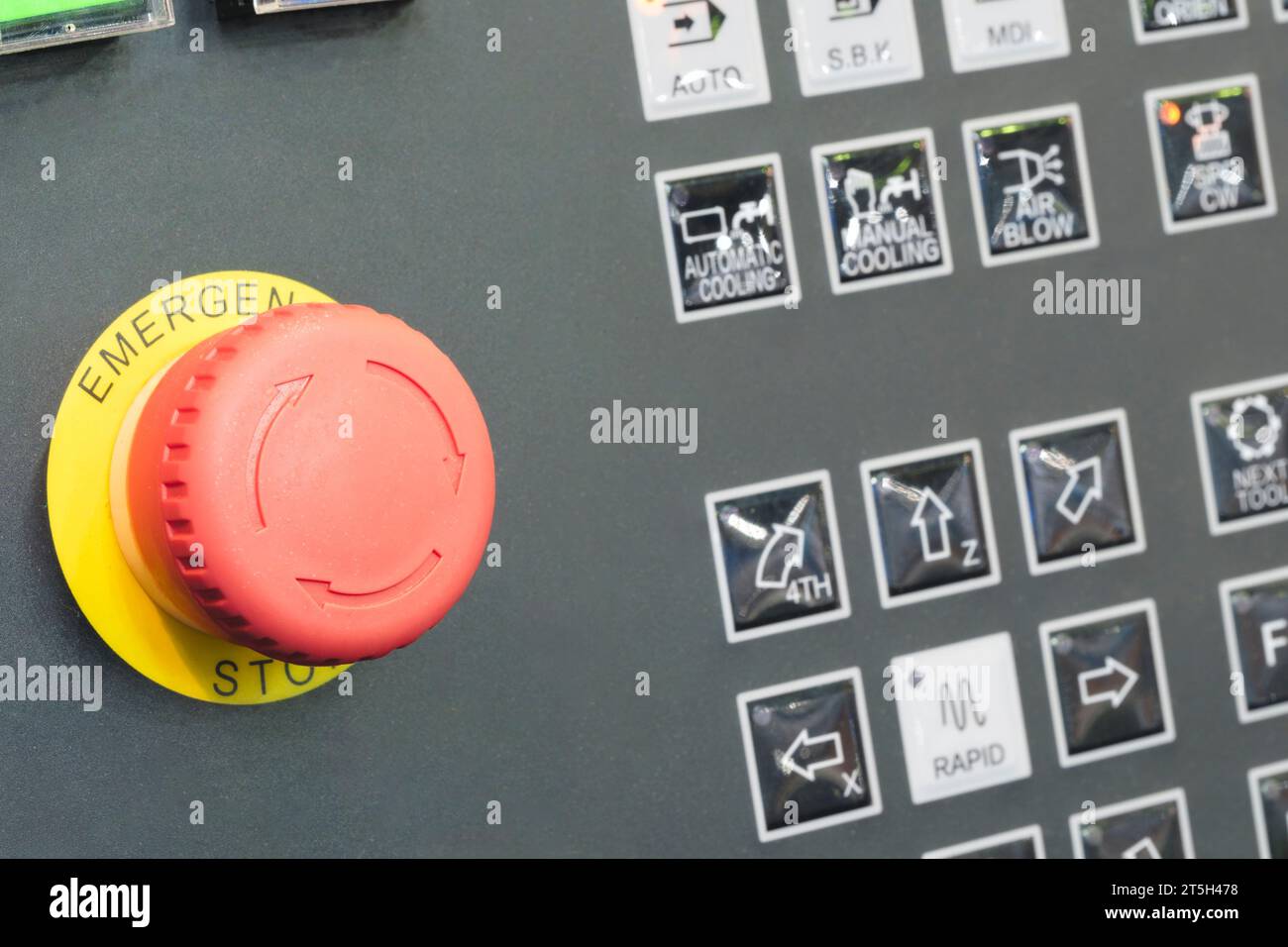 CNC-Fernbedienung an der Maschine. Programmierbare Fräsmaschine. Programmierbare Maschine mit digitaler Steuerung. Fräsindustrie. CNC-Technologie. Industrieausrüstung Stockfoto
