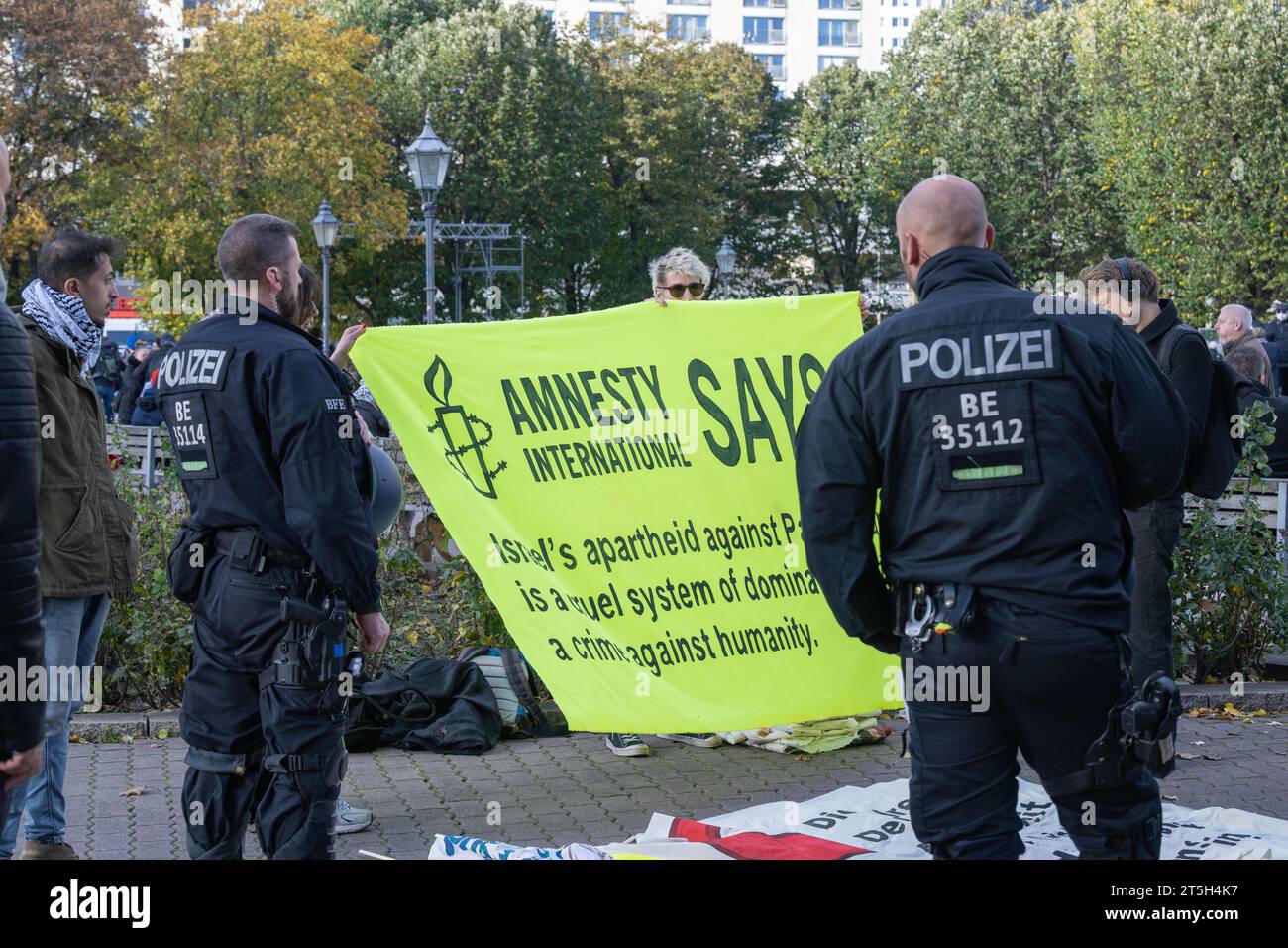 Deutschland , Berlin , 04.11.2023 , Polizeibeamte überprüfen die Inschriften auf mitgebrachten Bannern Stockfoto