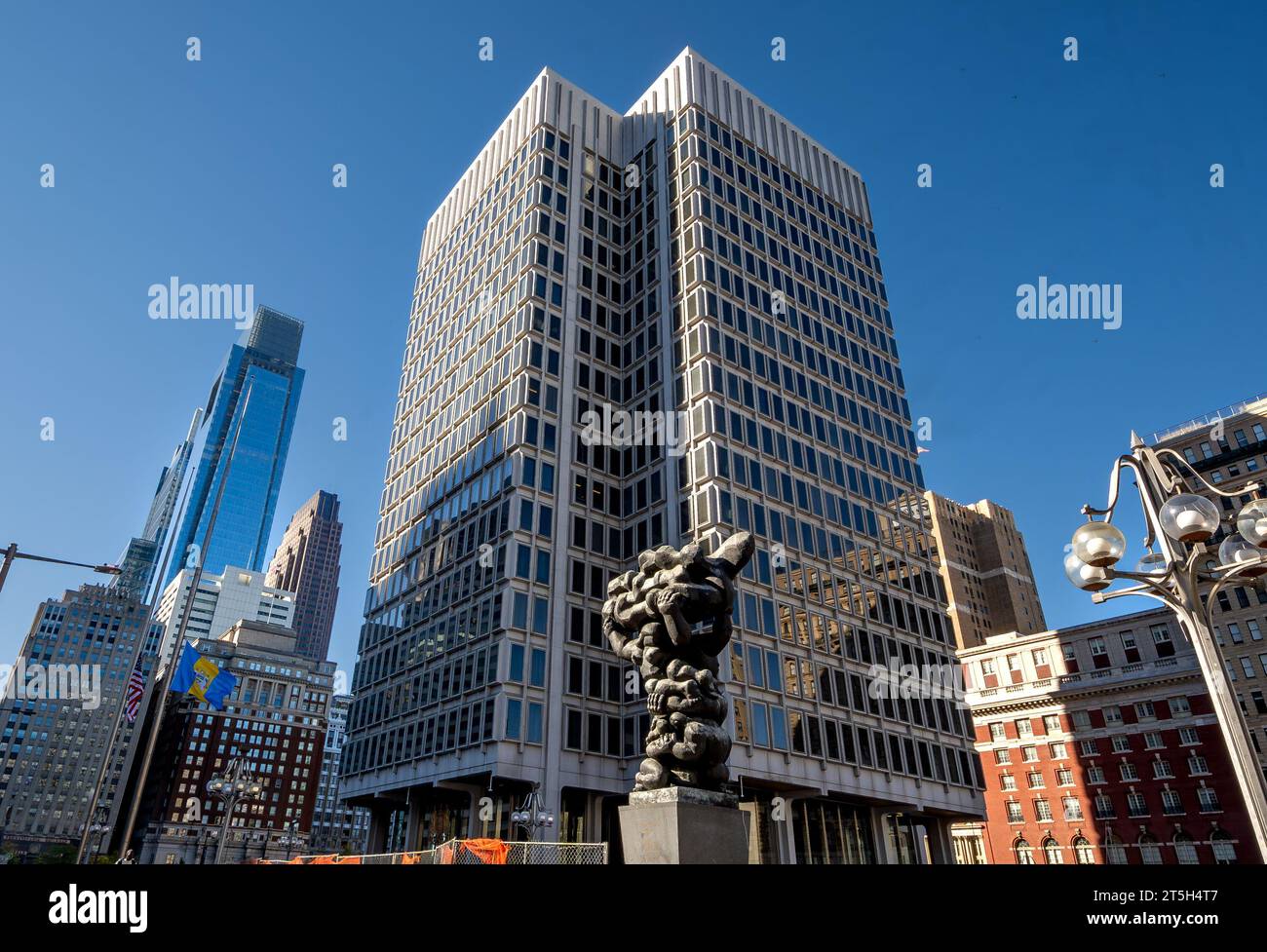 Philadelphia, PA – USA – 13. Oktober 2023 Blick auf den 18-stöckigen, hellgrauen Granitfell- und Fensterrahmen, den Regierungsturm Philadelphia Muni Stockfoto