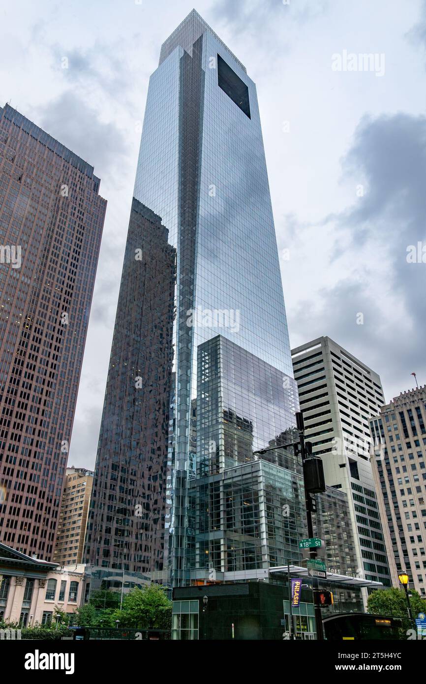 Philadelphia, PA – USA – 14. Oktober 2023 vertikale Ansicht des 58-stöckigen Comcast Center, einem Wolkenkratzer in Center City Philadelphia. Stockfoto