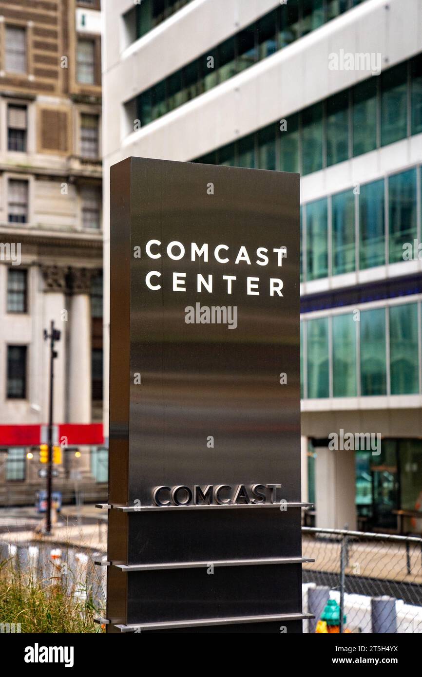 Philadelphia, PA – USA – 14. Oktober 2023 Beschilderung für das 58-stöckige Comcast Center ein Wolkenkratzer in Center City Philadelphia. Stockfoto