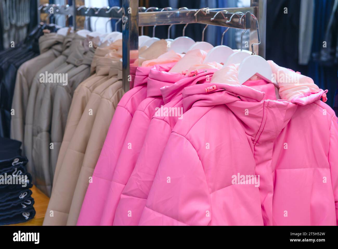 Mehrfarbige Jacken Kleidung im Ladenmarkt Stockfoto