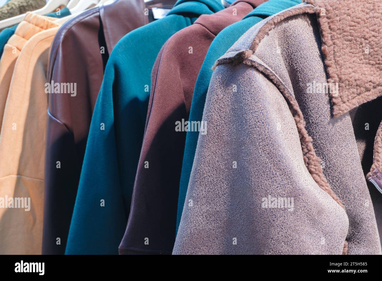Mehrfarbige Jacken Kleidung im Ladenmarkt Stockfoto