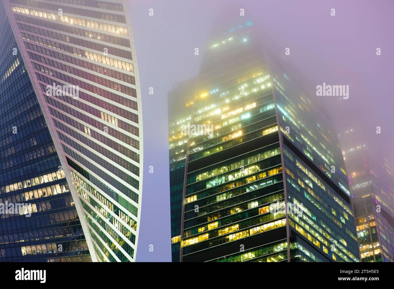 Die Spitzen moderner Firmengebäude vor dem nebeligen Himmel bei Nacht. Hochhäuser und Wolkenkratzer Moscow International Business Center.Palette Stockfoto