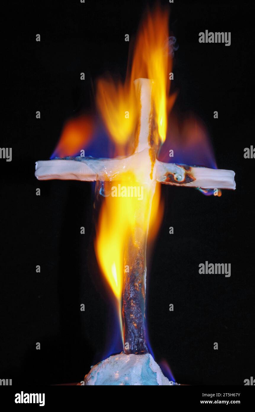 Christliches Kreuz in Flammen. Stockfoto