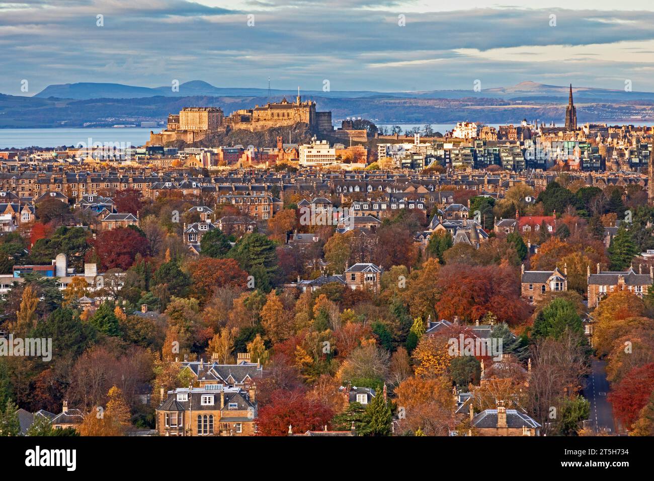 Edinburgh, Schottland, Großbritannien. November 2023. Blick vom Blackford Hill über den Grange, Marchmont bis Edinburgh Castle und die Fife Küste dahinter, das farbenfrohe Laub ist das Feuerwerk der Natur mit den leuchtenden Farben der Laubbäume und Sträucher. Temperatur 9 Grad Celsius mit bewölktem Sonnenschein. Stockfoto