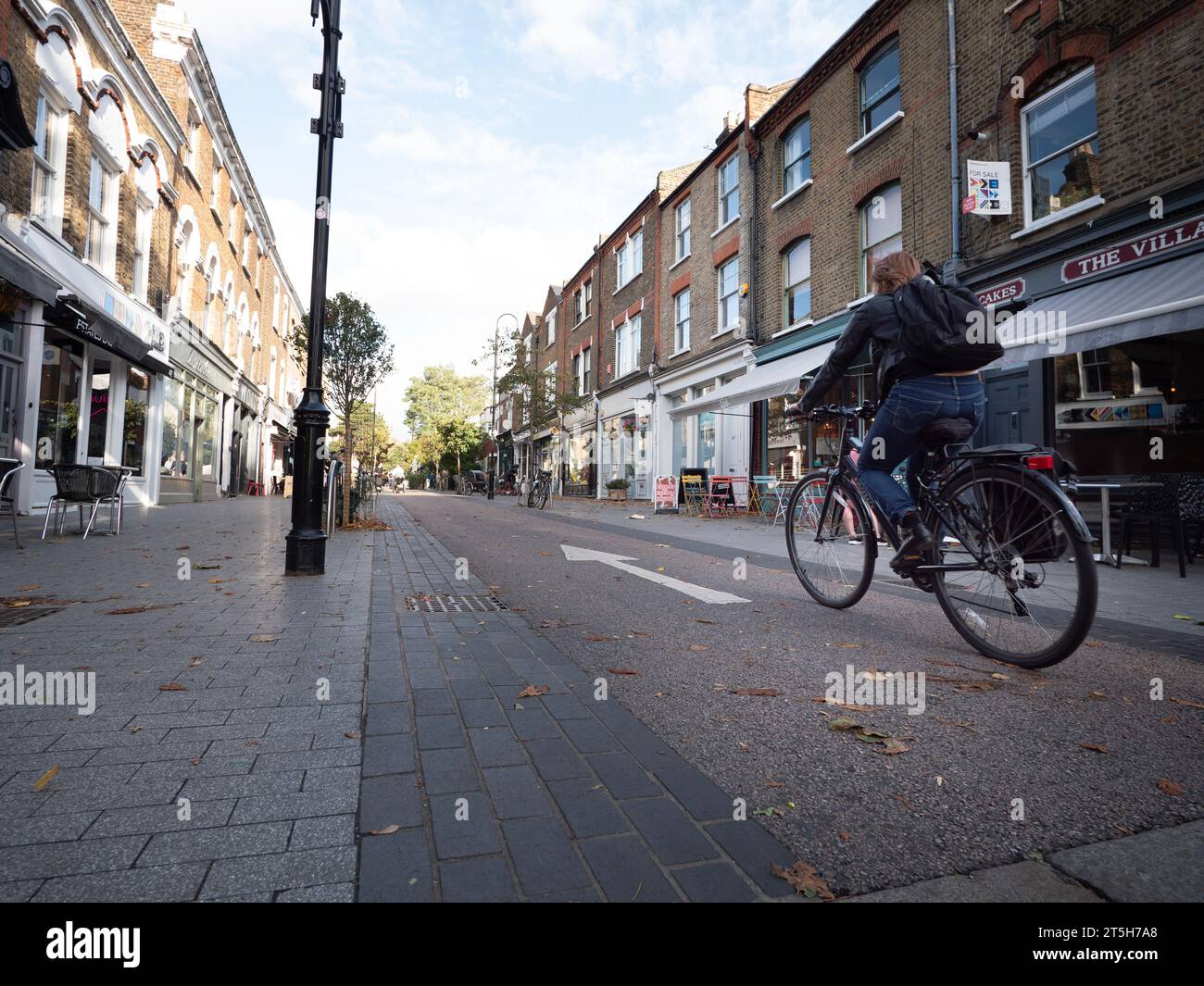 Öffentliche Plätze und Verkehrsberuhigung im Dorf Orford Road Walthamstow London, Großbritannien, mit Radfahrern, die die Straße hinunter fahren Stockfoto