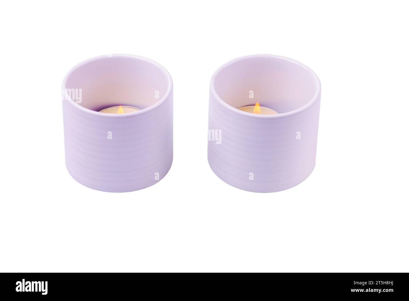 Nahaufnahme von zwei Kerzenleuchtern mit brennenden Kerzen auf weißem Hintergrund. Stockfoto Nahaufnahme von zwei Kerzenleuchtern mit brennenden Kerzen auf weißem Hintergrund. Stockfoto
