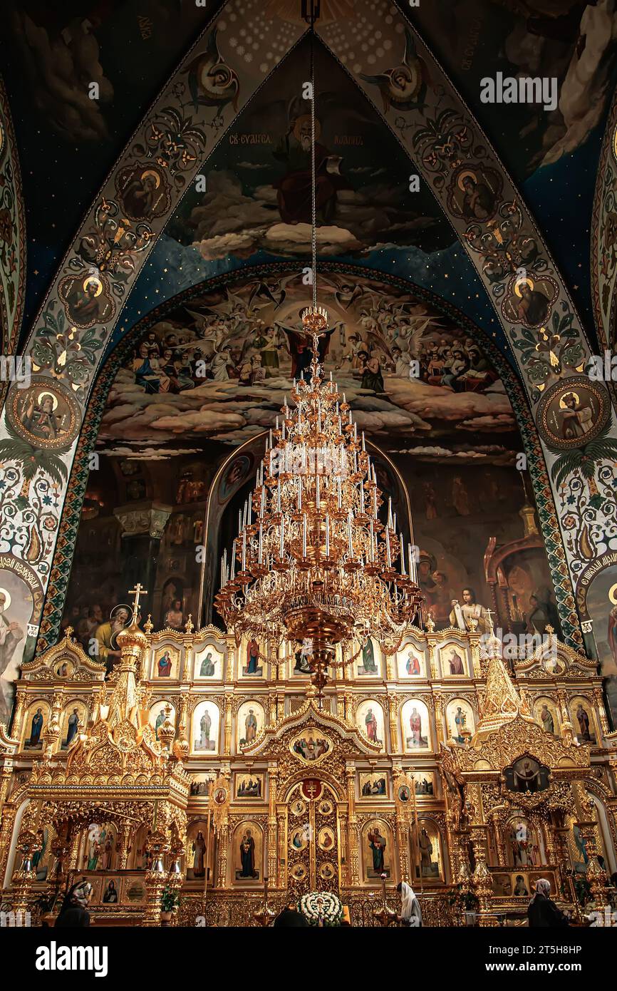 Innere St. Nikolaus Kathedrale der Heiligen Fürbitte Kloster für Frauen in Kiew Ikonostase mit königlichen Türen mit Kronleuchter mit Kerzen, Candel Stockfoto