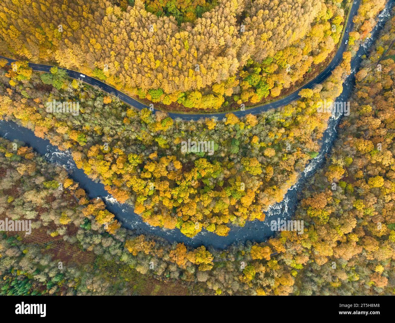 Luftaufnahme der herbstlichen Farben am Fluss Garbh Uisge im Pass of Leny bei Calander in den Trossachs, Schottland, Großbritannien Stockfoto