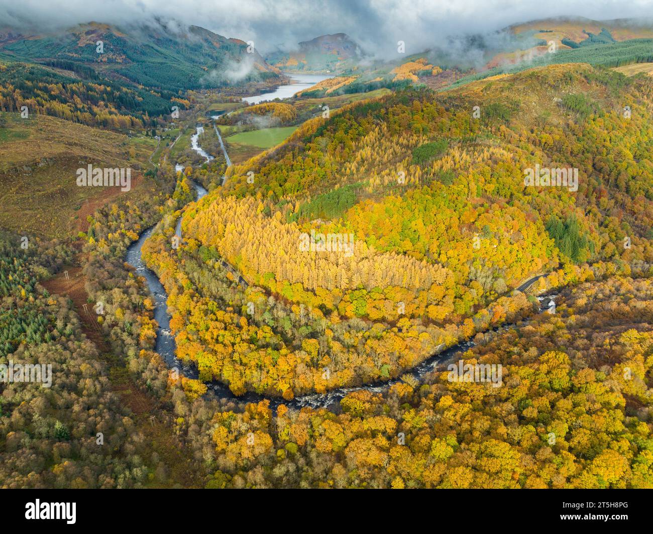 Luftaufnahme der herbstlichen Farben am Fluss Garbh Uisge im Pass of Leny bei Calander in den Trossachs, Schottland, Großbritannien Stockfoto