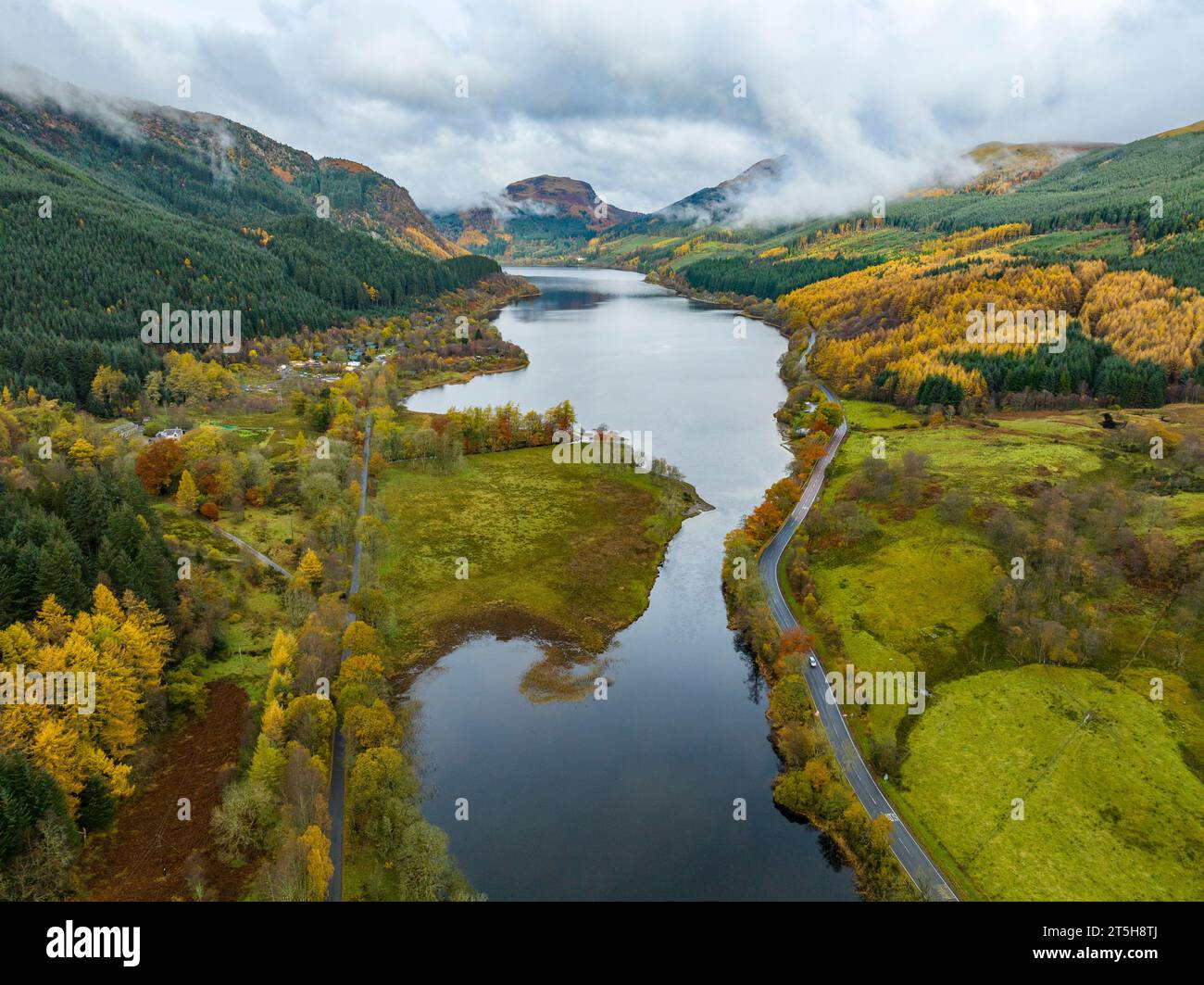 Luftaufnahme der Herbstfarben neben dem Garbh Uisge River und Loch Lubnaig in den Trossachs, Schottland, Großbritannien Stockfoto