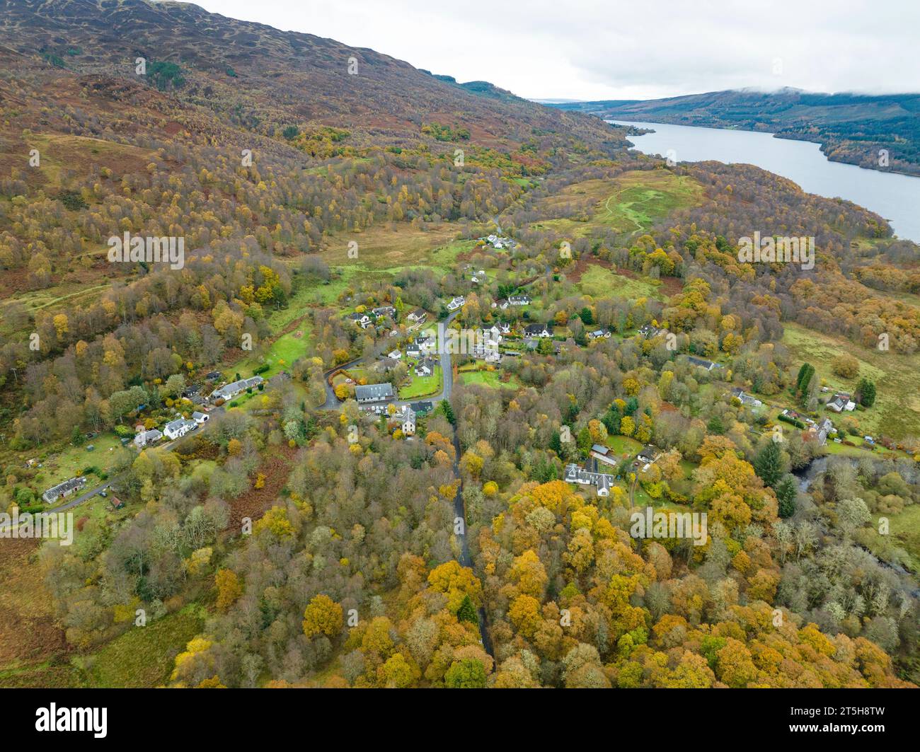Luftaufnahme des Dorfes Brig O’Turk im Herbst in den Trossachs, Schottland, Großbritannien Stockfoto