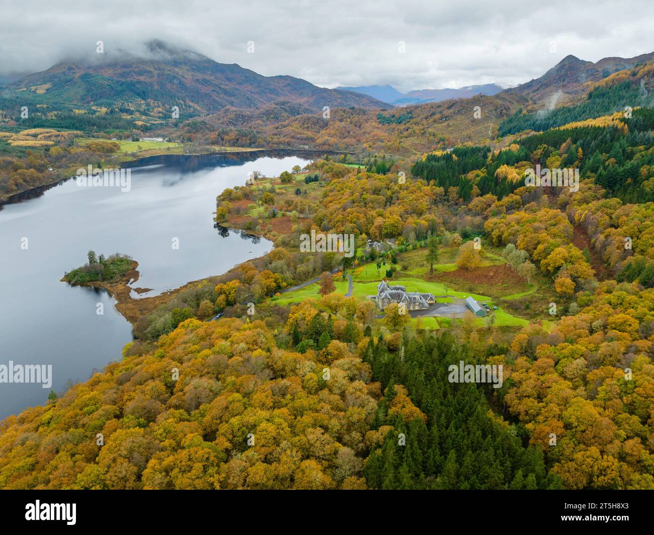 Luftaufnahme von Loch Achray und den umliegenden Wäldern im Herbst in den Trossachs, Schottland, Großbritannien Stockfoto