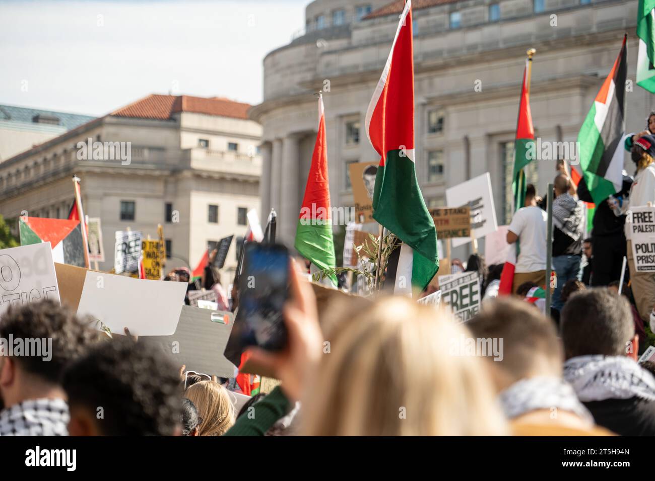 Washington, DC - 11-4-2023: Palästinensische Flaggen bei einem Pro-Palästina-Marsch Stockfoto