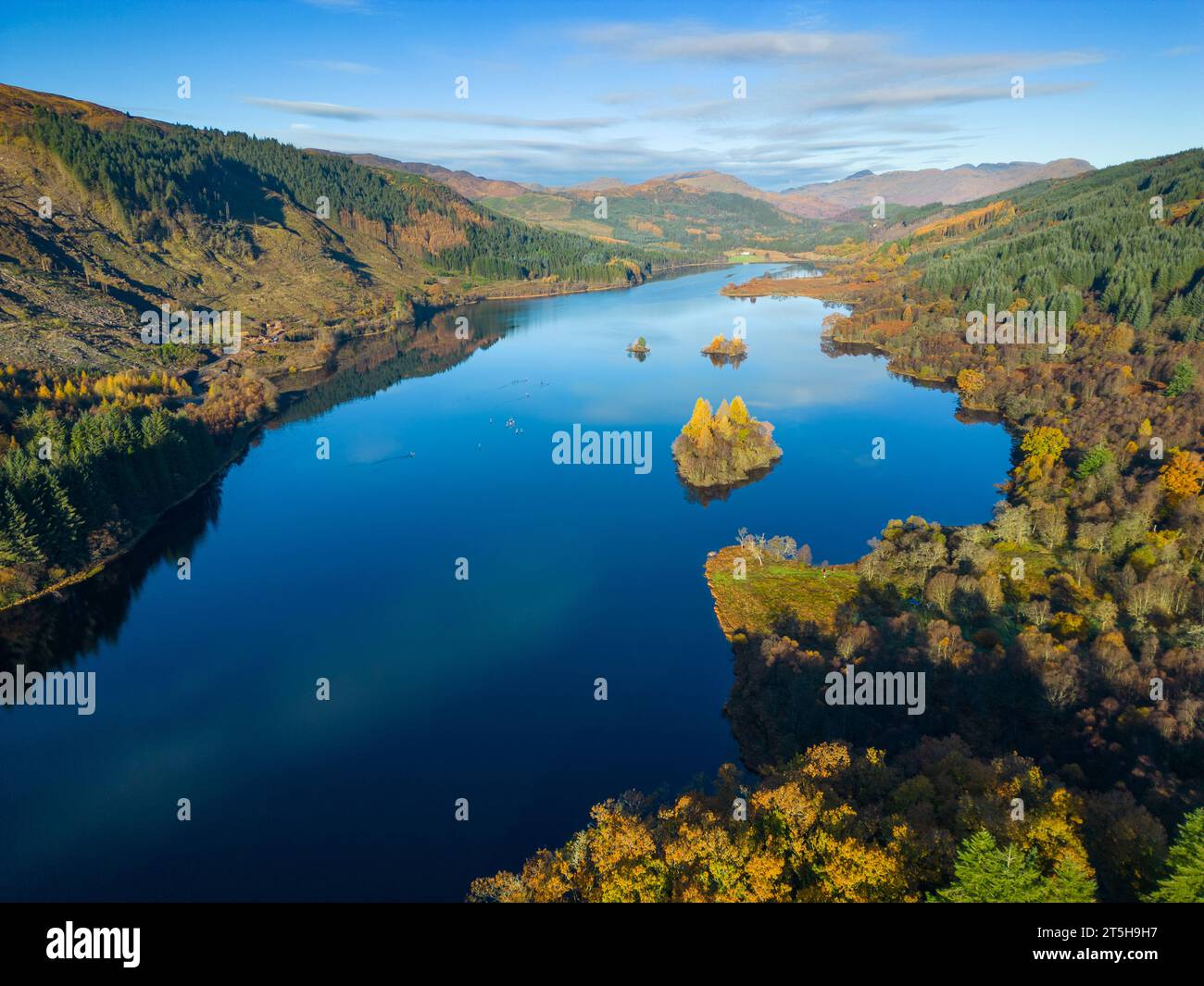Luftaufnahme der Herbstfarben auf Loch Chon, Kinlochard, Schottland, Großbritannien Stockfoto
