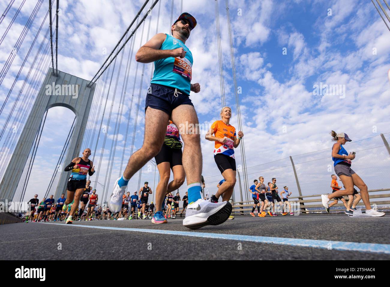 New York, Usa. November 2023. Die Teilnehmer überqueren die Verrazano Bridge beim NYRR TCS New York City Marathon 2023 in New York City am Sonntag, den 5. November 2023. Über 50.000 Läufer aus New York City und der ganzen Welt fahren durch die fünf Stadtteile auf einer Strecke, die sich von der Verrazano Bridge windet, bevor sie die Ziellinie von Tavern on the Green im Central Park überqueren. Foto: Corey Sipkin/UPI Credit: UPI/Alamy Live News Stockfoto