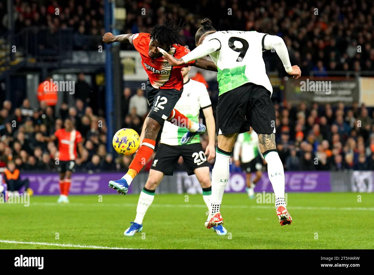 Liverpool-Spieler Darwin Nunez (rechts) versucht einen Torschuss, der während des Premier League-Spiels in der Kenilworth Road in Luton Town, Luton, blockiert wird. Bilddatum: Sonntag, 5. November 2023. Stockfoto