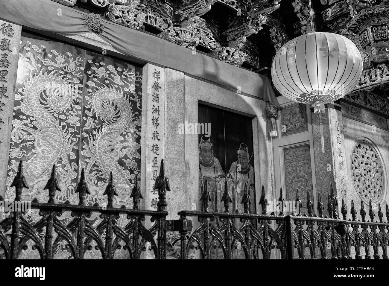 Schwarz-Weiß-Foto Vom Eingang Zum Thian Hock Keng Tempel Nach Dunkelheit, Telok Ayer Street, Singapur. Stockfoto