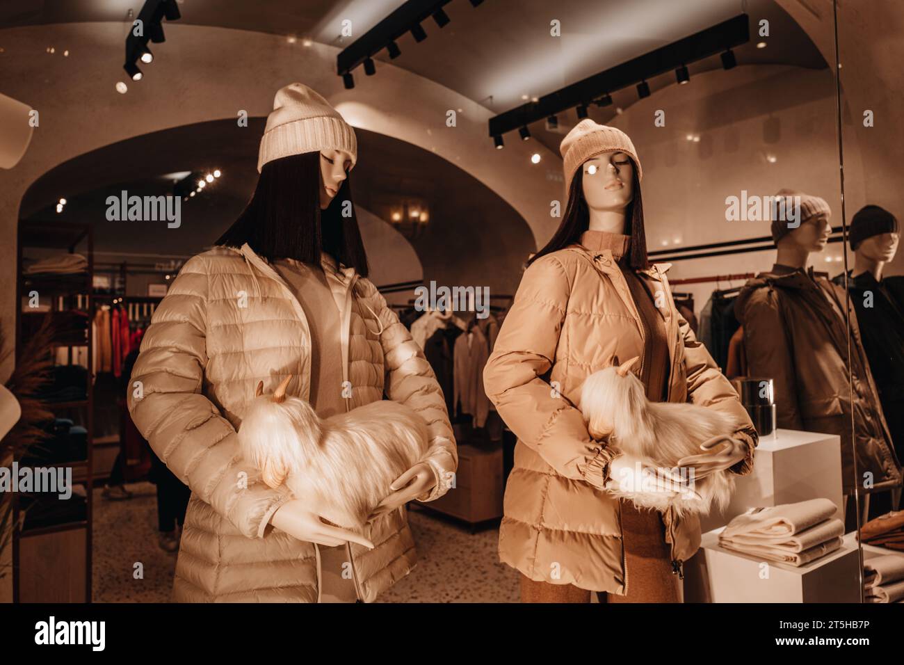 Zwei weibliche Schaufensterpuppen in einem stilvollen, braunen, warmen Mantel. Herbst-Winter-Modekollektion Stockfoto