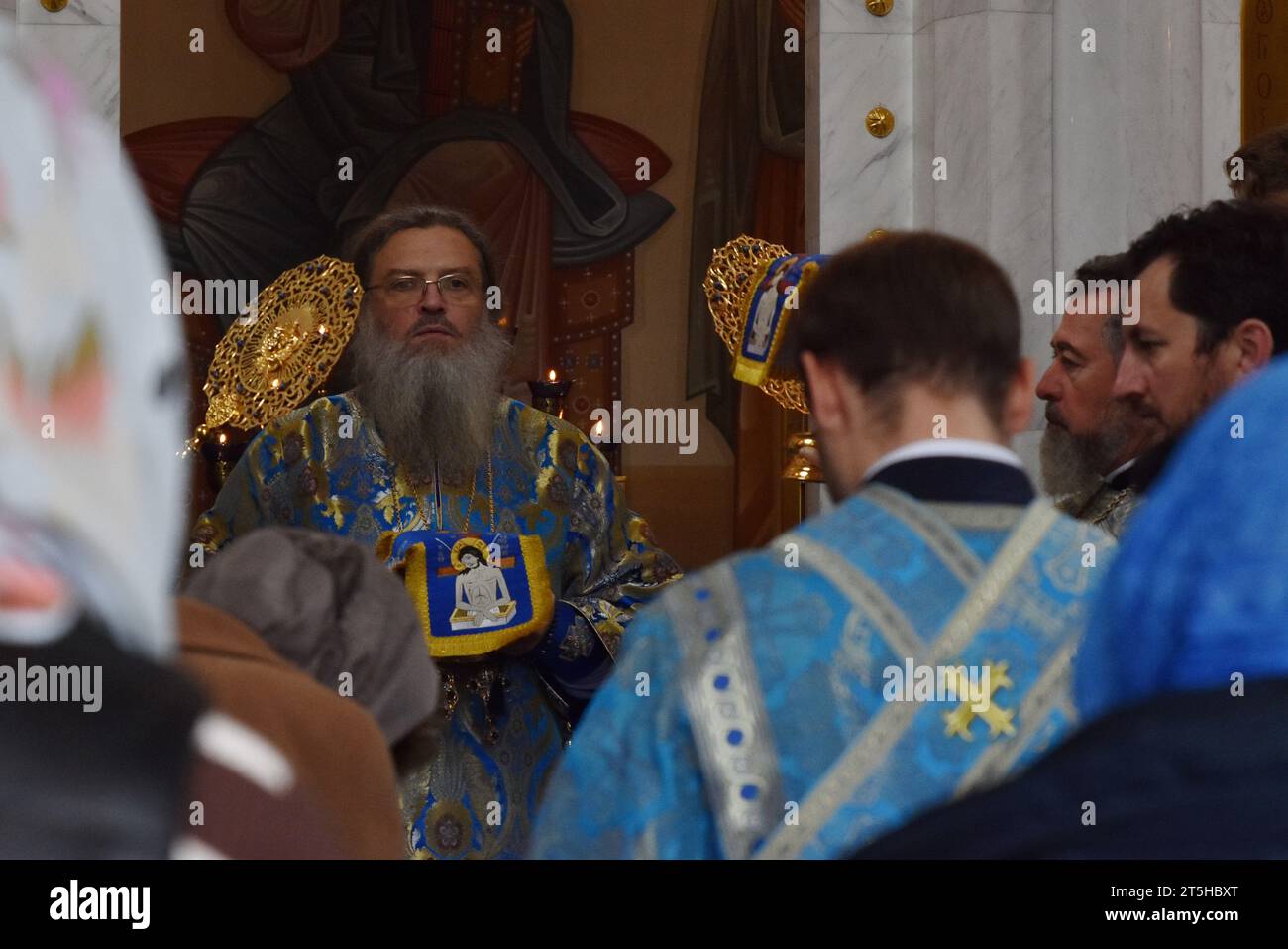 Metropolit Luka (Kovalenko) von Zaporischzhia und Melitopol (links) leiten den Gottesdienst, der dem Tag der kasanischen Ikone der Mutter Gottes in der Kirche der Heiligen Gleichgesinnten Großherzogin Olga in Zaporischzhia gewidmet ist. Der 4. November ist der Festtag der kasanischen Ikone der Mutter Gottes. Die kasanische Ikone der Mutter Gottes ist eine verehrte wundersame Ikone der Mutter Gottes, die 1579 in Kasan (Russland) erschien. Eine der verehrtesten Ikonen der Russisch-Orthodoxen Kirche. Die kasanische Ikone der Mutter Gottes wird für spirituelle Erleuchtung gebetet, einschließlich der Suche nach dem Rechten Stockfoto