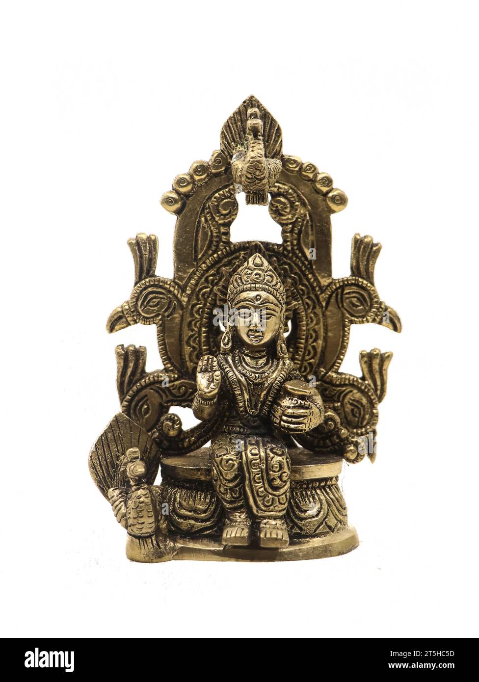 Lady radha, Frau von Lord krishna, sitzt auf einem Pfauenthron, Messing-Idol isoliert auf weißem Hintergrund Stockfoto