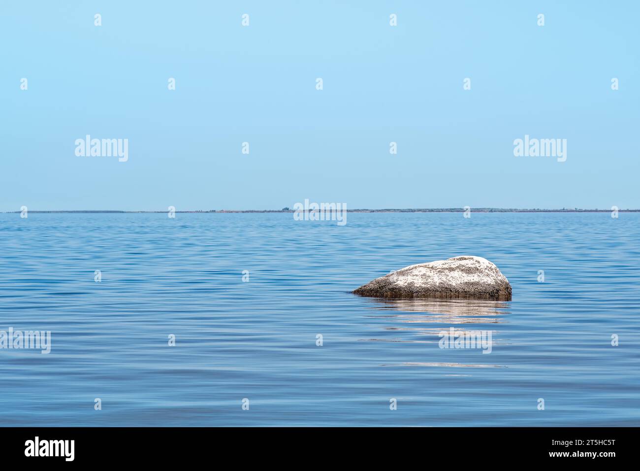 Ein einsamer Stein im Wasser des Wolgograder Stausees. Russland Stockfoto