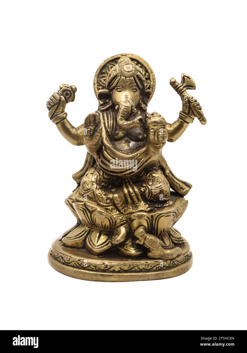 Messingstatue von ganesha mit mehreren Händen, die auf einem Lotus sitzen, mit lokalem weißem Hintergrund Stockfoto