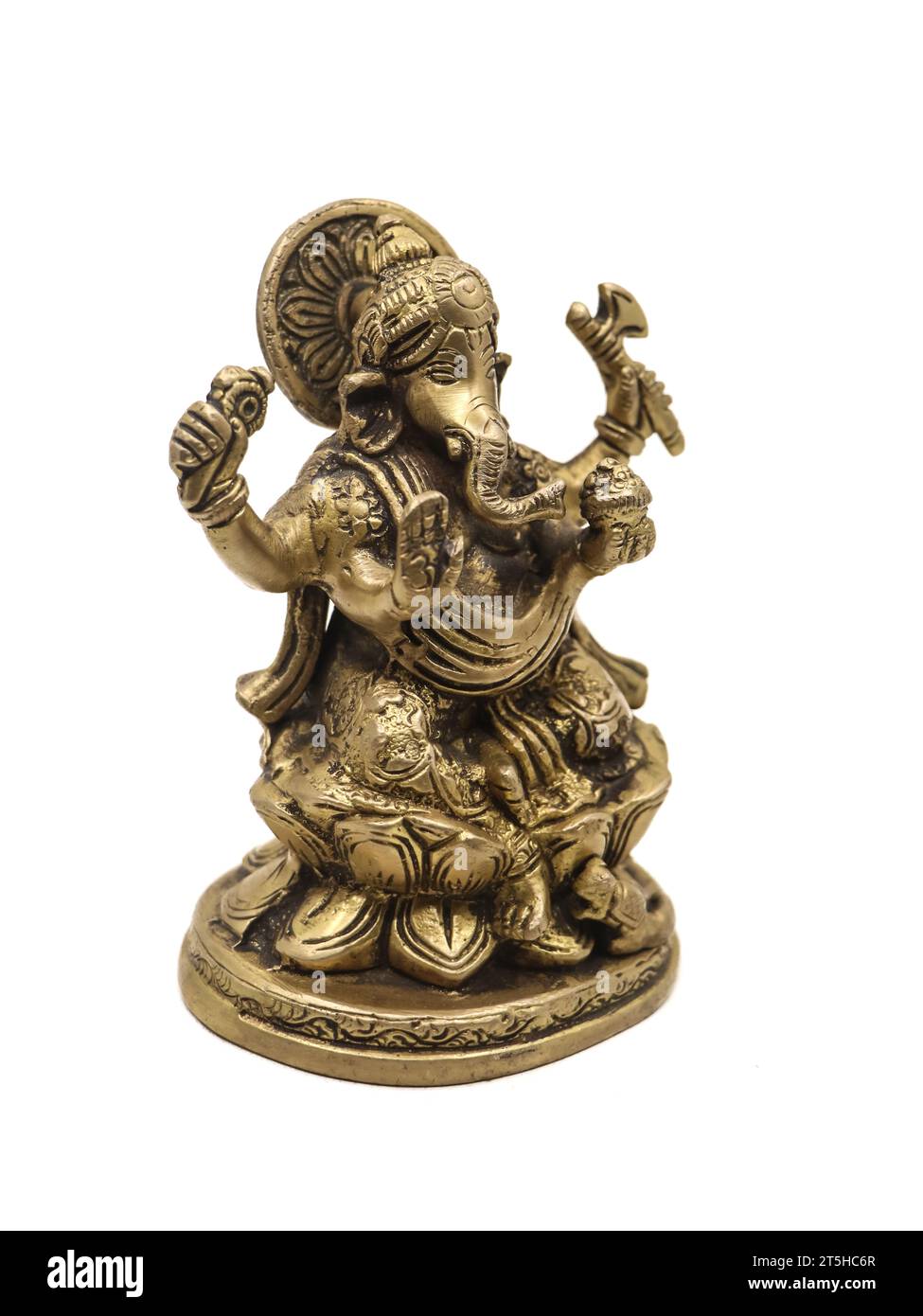 Messingstatue von ganesha mit mehreren Händen, die auf einem Lotus sitzen, mit lokalem weißem Hintergrund Stockfoto