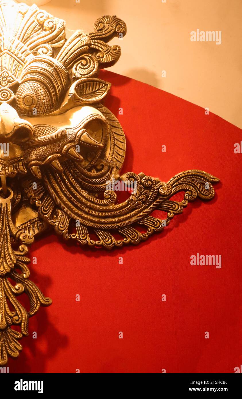 Eine antike, mit Löwendrachen gesicherte Stammesmaske aus Bronze, ein orthodoxes Symbol, das vor bösen Augen schützt, die am Eingang g gehängt und ausgestellt sind Stockfoto