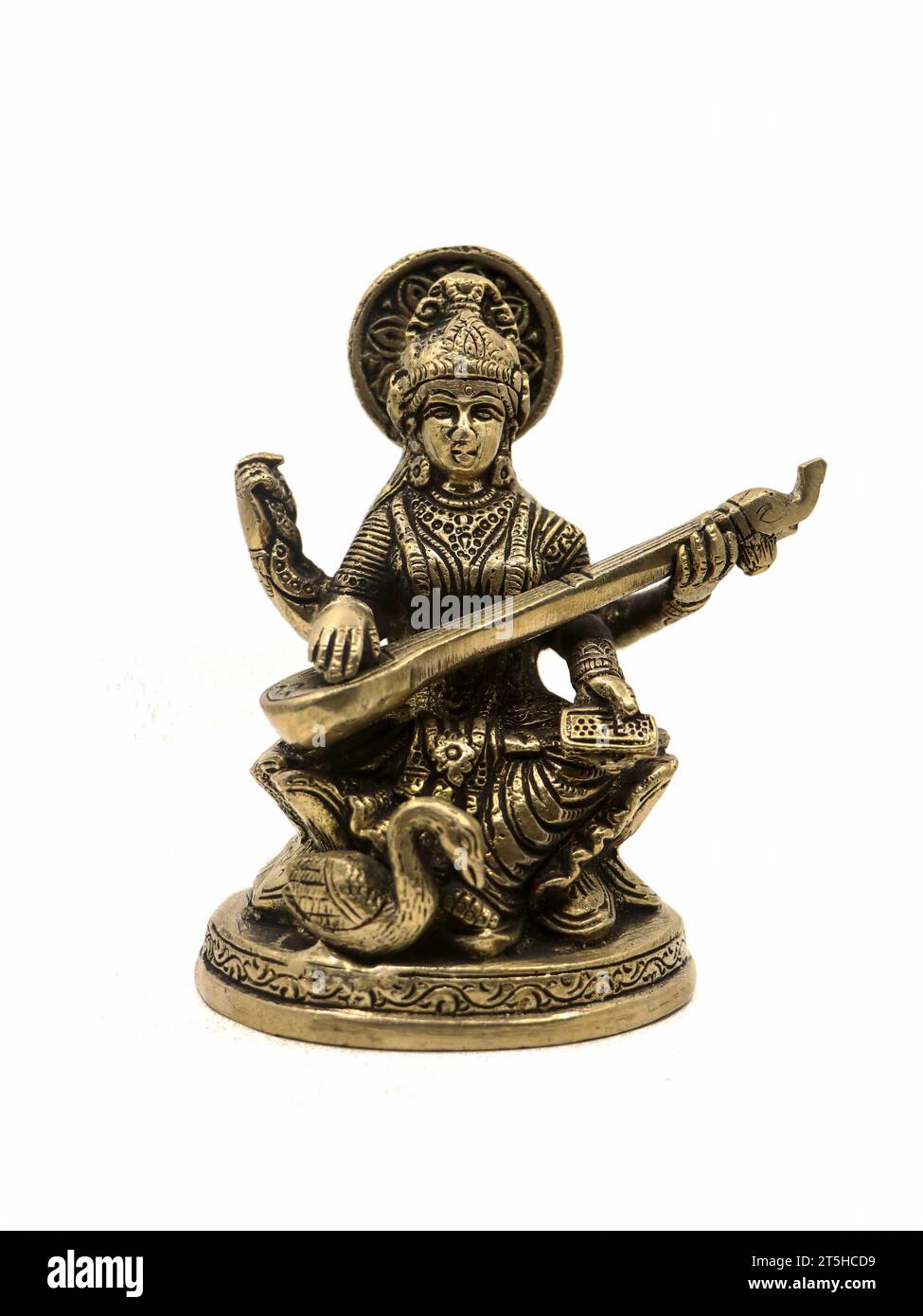 Messingstatue von Saraswathi, Göttin des Wissens, der Kunst, der Musik, der Natur und der Weisheit, die auf einem Lotus in der Nähe eines Schwans sitzt, der Veenainstrument spielt Stockfoto