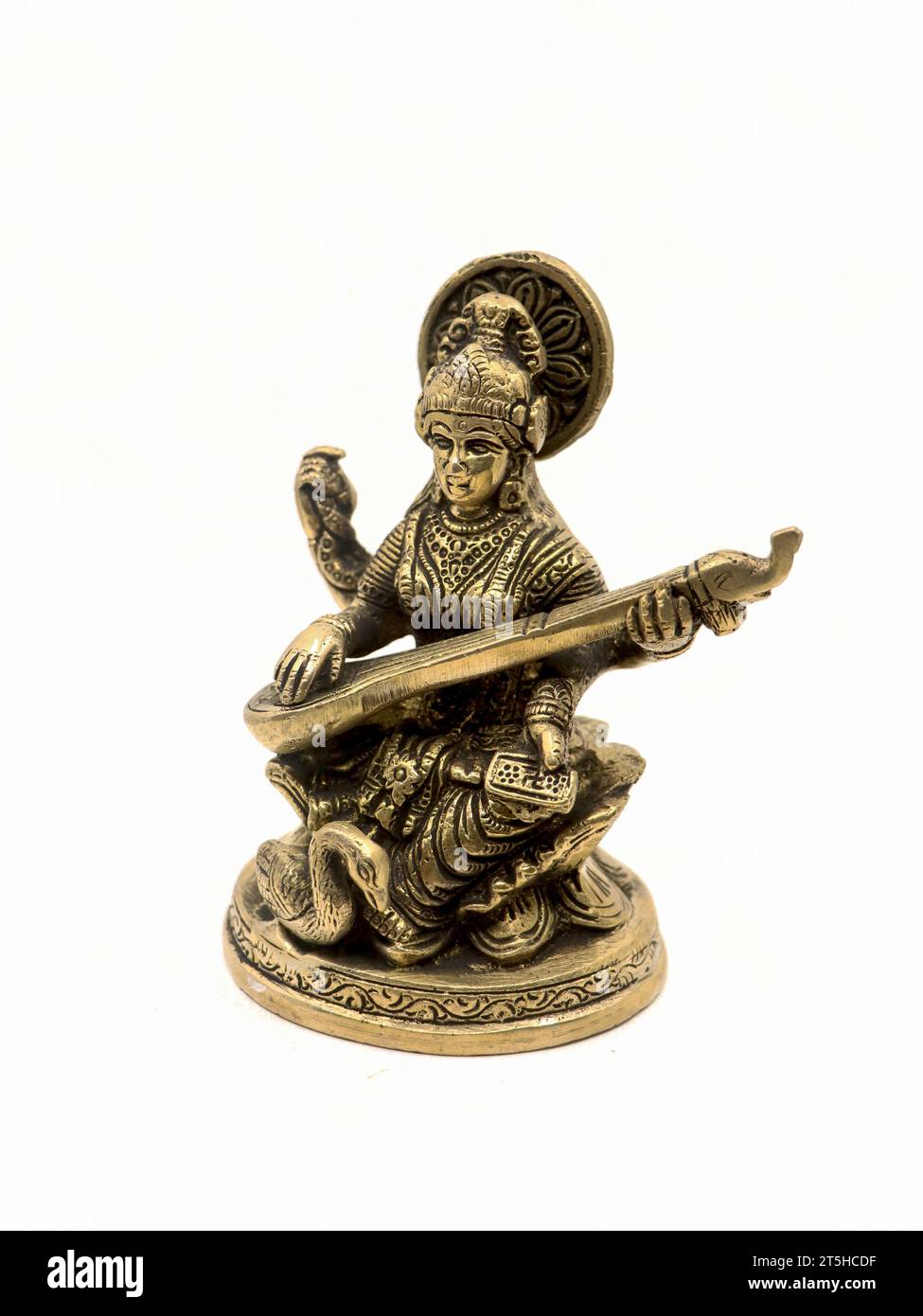 Messingstatue von Saraswathi, Göttin des Wissens, der Kunst, der Musik, der Natur und der Weisheit, die auf einem Lotus in der Nähe eines Schwans sitzt, der Veenainstrument spielt Stockfoto