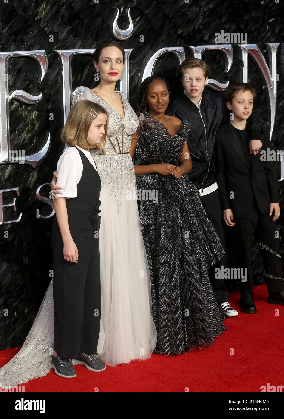 Vivienne Marcheline Jolie-Pitt, Angelina Jolie, Zahara Marley Jolie-Pitt, Shiloh Nouvel Jolie-Pitt und Knox Jolie-Pitt nehmen an der europäischen Premiere von „Maleficent: Mistress of Evil“ im Odeon IMAX Waterloo in London Teil. Stockfoto