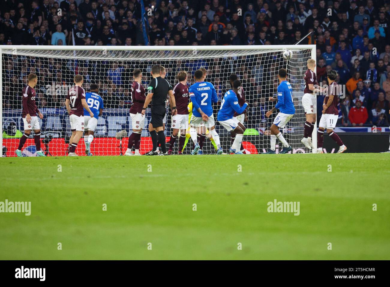 Glasgow, Großbritannien. November 2023. Hampden Park. Glasgow. Schottland. Im Halbfinale des Scottish Viaplay Cup zwischen Heart of Midlothian und Glasgow Rangers erzielt James Tavernier den perfekten Freistoß für die Rangers Third Goal Credit: David Mollison/Alamy Live News Stockfoto