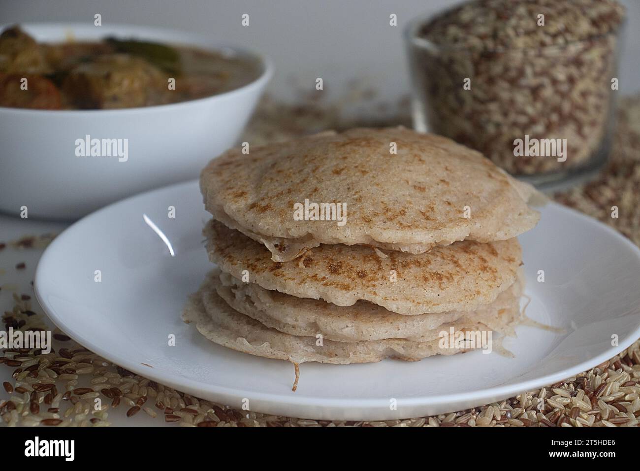 Köstliche Rajamudi-Reispfannkuchen-Appams mit fermentiertem Rajamudi-Reisteig und Kokosmilch. Eine südindische Delikatesse, wunderschön auf einem P. Stockfoto